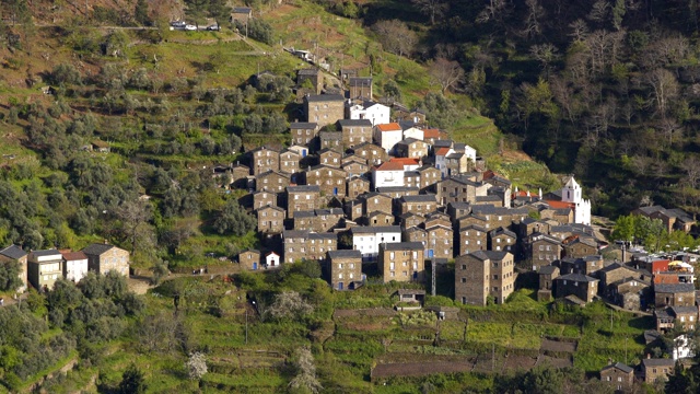 葡萄牙Serra da Estrela的Piodao片岩页岩村视频素材