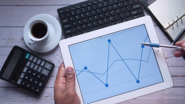 数字平板电脑人手分析图表俯视图视频素材