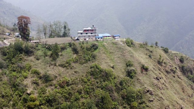 尼泊尔阿纳普纳村徒步旅行。与无人驾驶飞机飞行视频素材