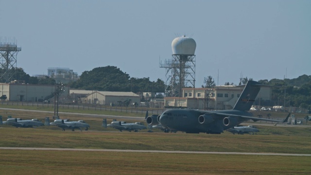 日本冲绳嘉手纳AB军用飞机起飞，跑道上有战斗机、加油机、空中加油机、A10、F15、C130美国空军视频素材