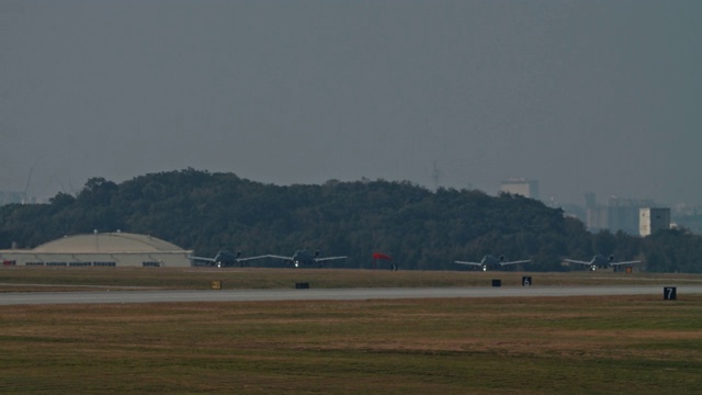 日本冲绳嘉手纳AB军用飞机起飞，跑道上有战斗机、加油机、空中加油机、A10、F15、C130美国空军视频素材