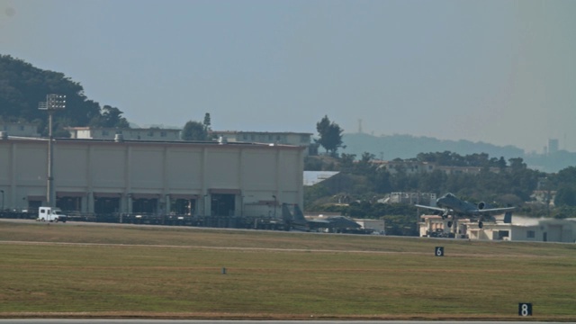 日本冲绳嘉手纳AB军用飞机起飞，跑道上有战斗机、加油机、空中加油机、A10、F15、C130美国空军视频素材