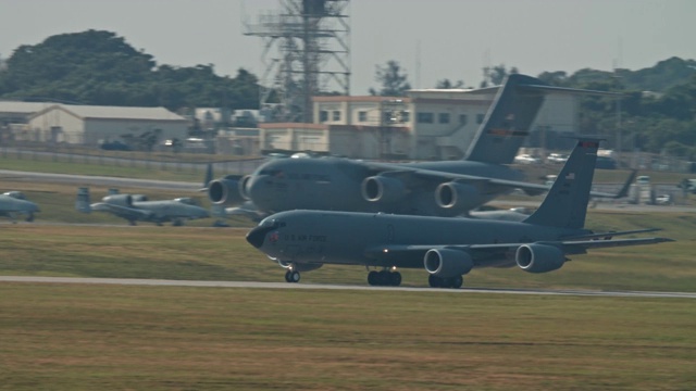 日本冲绳嘉手纳AB军用飞机起飞，跑道上有战斗机、加油机、空中加油机、A10、F15、C130美国空军视频素材