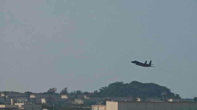 日本冲绳嘉手纳AB军用飞机起飞，跑道上有战斗机、加油机、空中加油机、A10、F15、C130美国空军视频素材