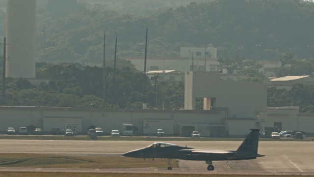 日本冲绳嘉手纳AB军用飞机起飞，跑道上有战斗机、加油机、空中加油机、A10、F15、C130美国空军视频素材