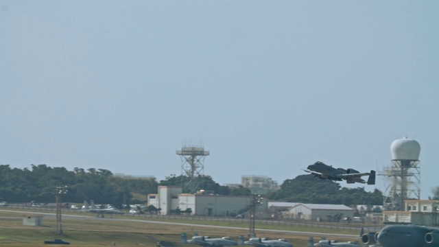 日本冲绳嘉手纳AB军用飞机起飞，跑道上有战斗机、加油机、空中加油机、A10、F15、C130美国空军视频素材