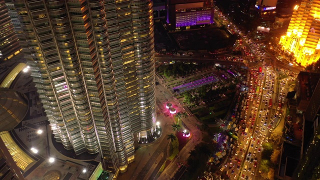 吉隆坡市中心著名塔楼夜间空中交通俯仰全景4k马来西亚视频素材