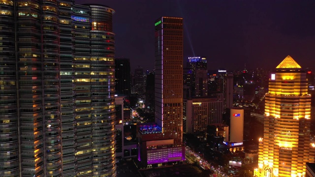 夜景:吉隆坡市中心著名塔楼立面，4k马来西亚航拍全景视频素材