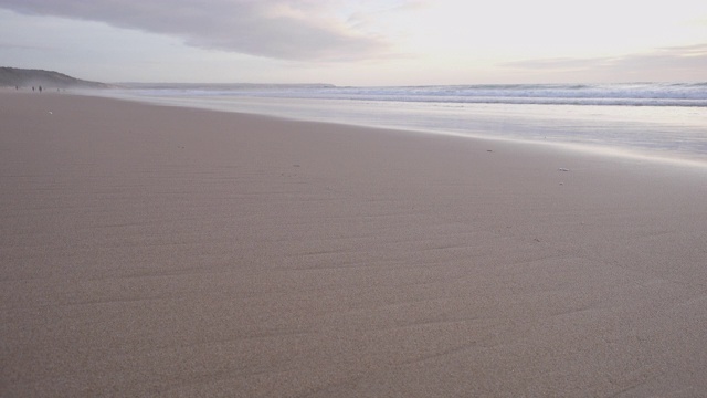 海滩在黄昏视频素材