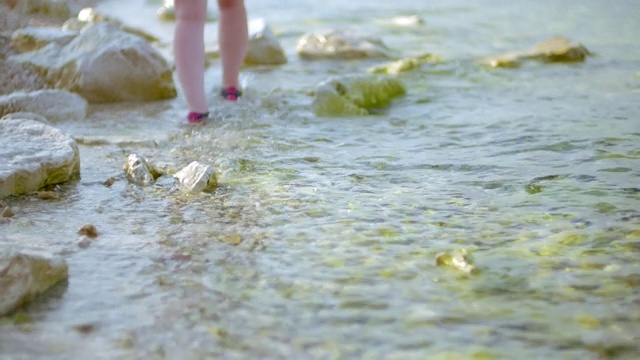 夏天在海边散步的女人视频素材