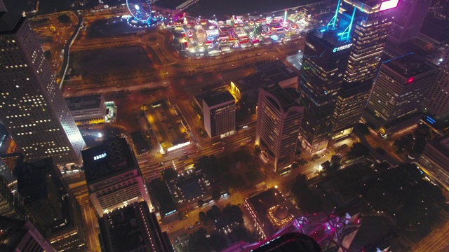 香港航拍v1低空飞过中区，拍摄夜晚的城市景观。视频素材