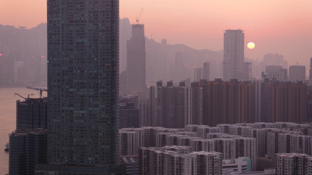 香港航拍v22飞越九龙湾，一览都市日落美景，影视城。视频素材