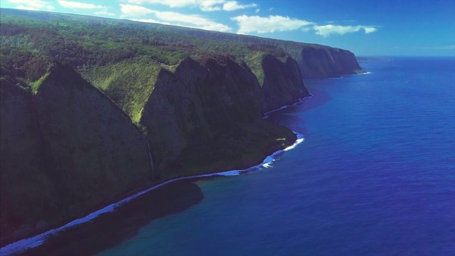 大岛北部海岸的鸟瞰图视频素材