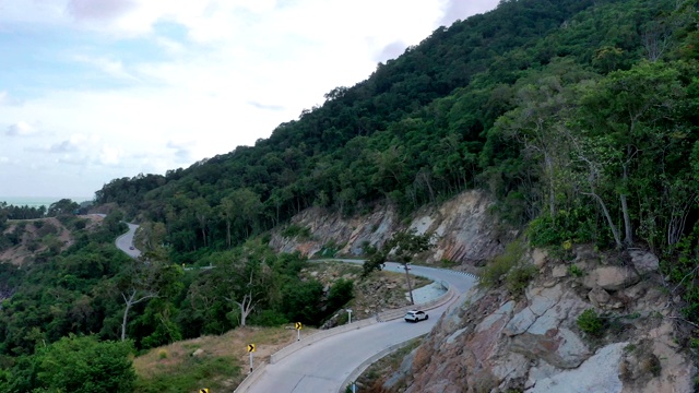 鸟瞰图上的汽车在开放的道路上，准备一个公路旅行附近的海边和海滩视频素材