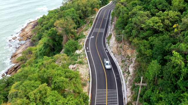 鸟瞰图上的汽车在开放的道路上，准备一个公路旅行附近的海边和海滩视频素材