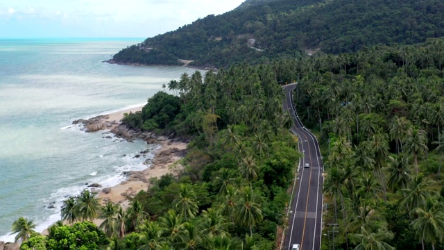 鸟瞰图上的汽车在开放的道路上，准备一个公路旅行附近的海边和海滩视频素材