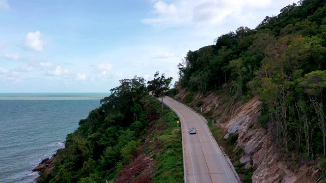 鸟瞰图上的汽车在开放的道路上，准备一个公路旅行附近的海边和海滩视频素材