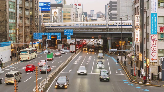 日本东京街道上拥挤的交通车辆的时间流逝视频素材