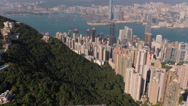 香港航拍v70低空飞过山顶，拍摄城市风光视频素材