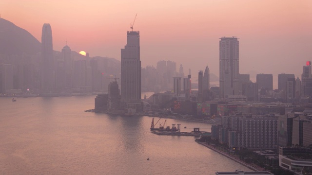 香港航拍v123低空飞过九龙湾，欣赏城市美景和日落美景视频素材