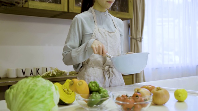 一个在厨房做饭的年轻女人的手视频素材