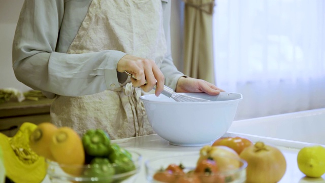 一个在厨房做饭的年轻女人的手视频素材