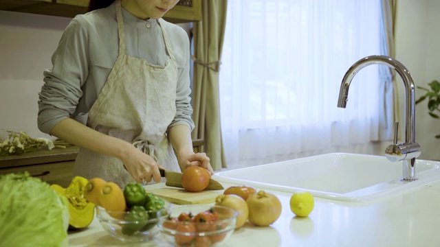 一个在厨房做饭的年轻女人的手视频素材