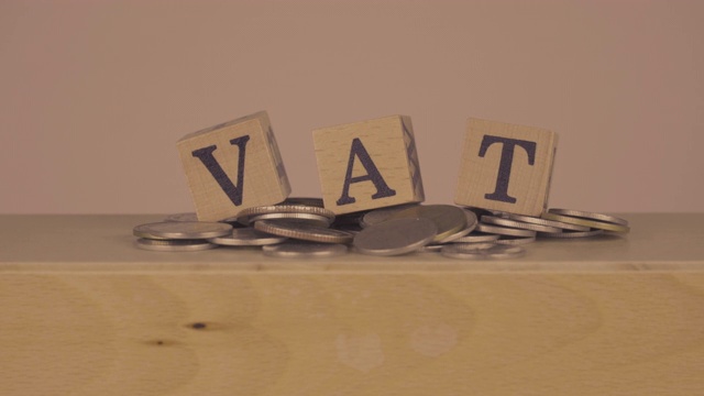 硬币上印有“VAT”字样的木制字母视频素材