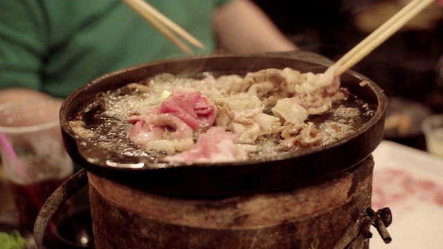 在平底锅里烤猪肉。视频素材