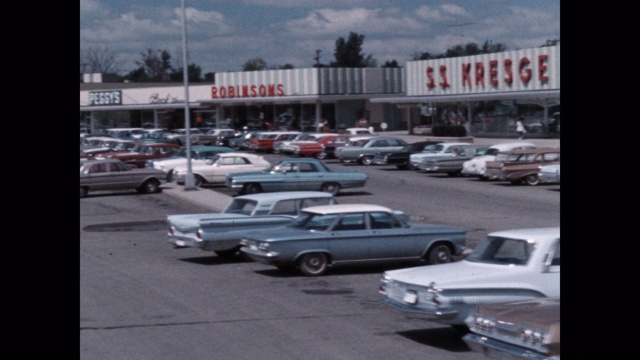 1960年-从商店外停车场停车的角度拍摄视频素材