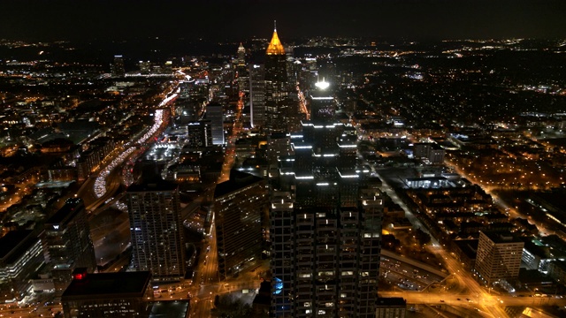 亚特兰大空中v386环视市中心，高速公路交通夜景视频素材画面4