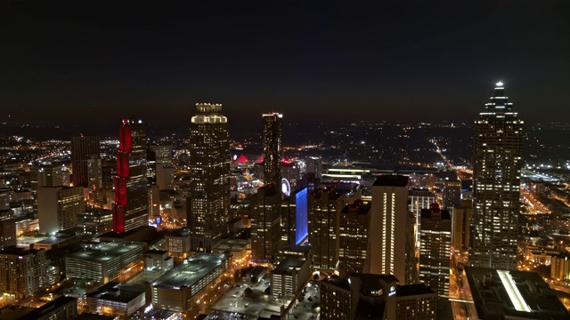 Atlanta Aerial v384飞越市中心，夜景视频素材画面1