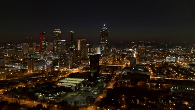 Atlanta Aerial v384飞越市中心，夜景视频素材画面2