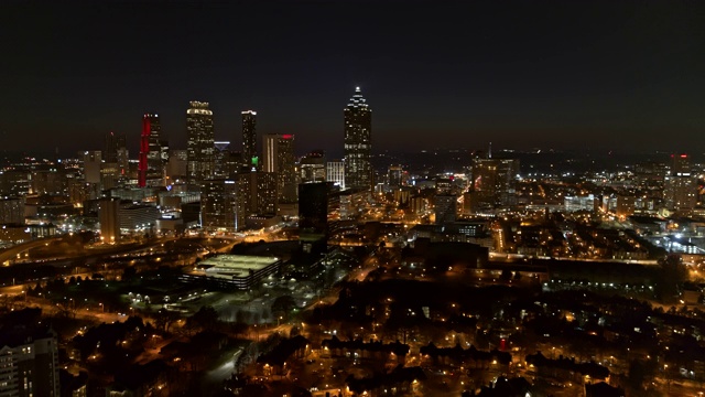 Atlanta Aerial v384飞越市中心，夜景视频素材画面3