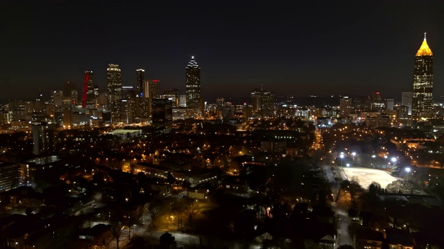 Atlanta Aerial v384飞越市中心，夜景视频素材画面4