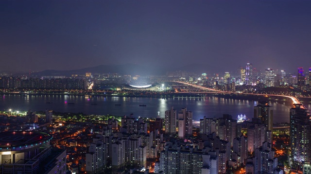 韩国首尔，松帕谷，Jamsil体育综合体和汉江/光津谷夜景视频素材画面1