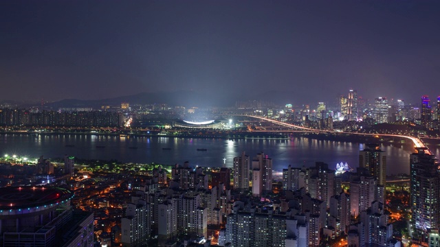 韩国首尔，松帕谷，Jamsil体育综合体和汉江/光津谷夜景视频素材画面2