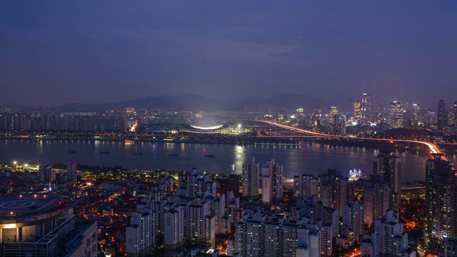韩国首尔，松帕谷，Jamsil体育综合体和汉江/光津谷夜景视频素材画面3