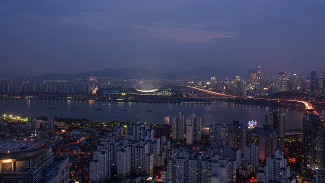 韩国首尔，松帕谷，Jamsil体育综合体和汉江/光津谷夜景视频素材画面4
