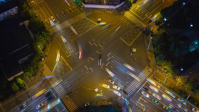 夜间时间照亮成都城市交通街道十字路口道路屋顶时间推移自上而下全景4k中国视频素材