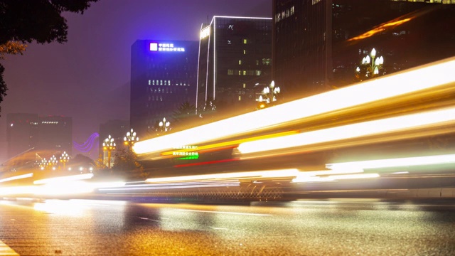 夜光照亮成都城市交通街道，时光流逝全景4k中国视频素材