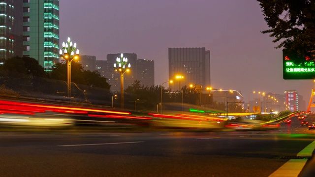 暮色时间照亮了成都城市交通街道时光流逝的4k中国全景视频素材