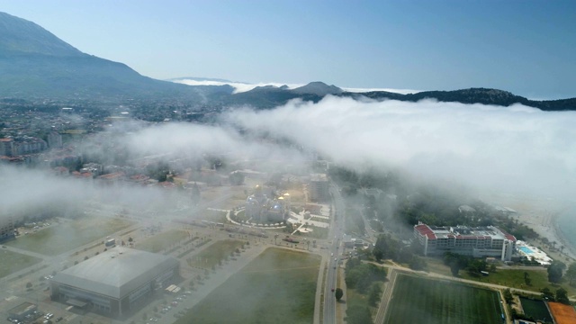 低云下的巴尔市鸟瞰图视频素材