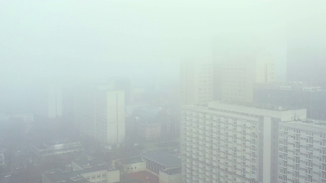 无人机拍摄的建筑被雾霾笼罩的画面视频素材画面3