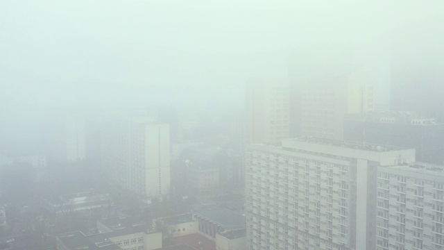 无人机拍摄的建筑被雾霾笼罩的画面视频素材画面4