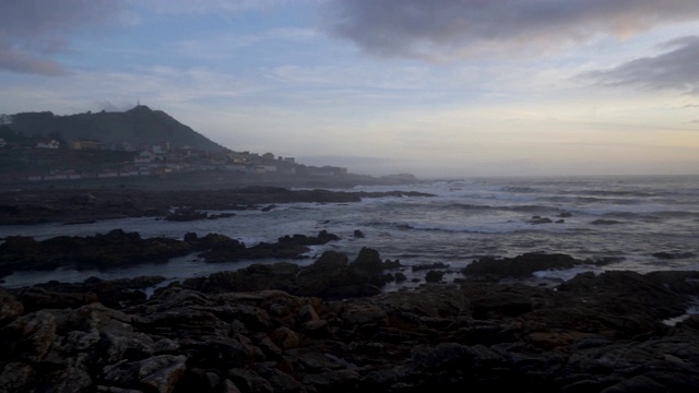 美丽的日落岩石海滩景观宁静放松与海浪冲击大西洋在西班牙视频素材