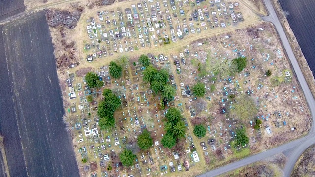 从直升机上俯瞰基督教乡村墓地。跟踪摄影机的运动。视频素材画面2
