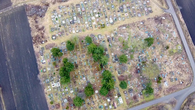 从直升机上俯瞰基督教乡村墓地。跟踪摄影机的运动。视频素材画面3