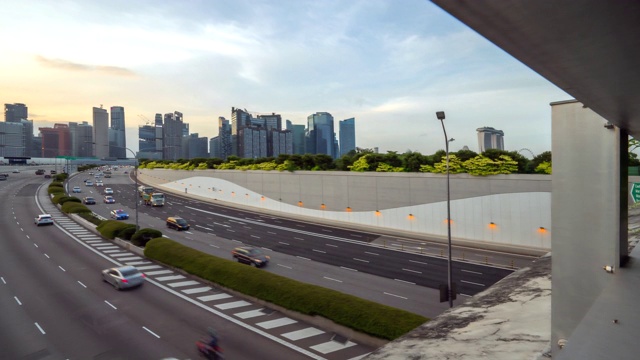 日落场景与交通汽车城市的新加坡市中心时间从白天到夜晚视频素材