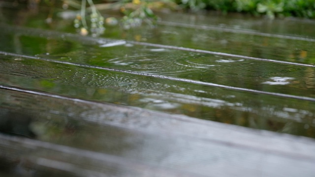 雨中露台木板的特写视频素材